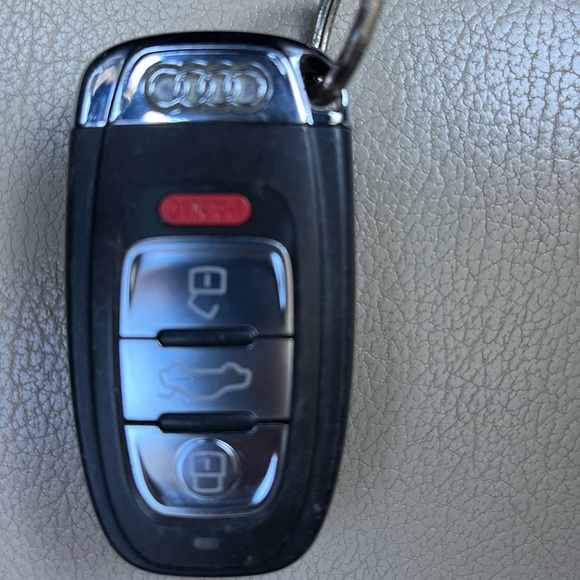 Audi Q5 Key Fob Remote Keyless 4 Button - Picture 2 of 7